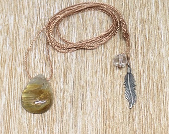 Collier avec Quartz Rutile Doré cabochon taillé en goutte, fil nylon beige, cristal de roche et plume en Argent-Cadeau pour elle - ajustable