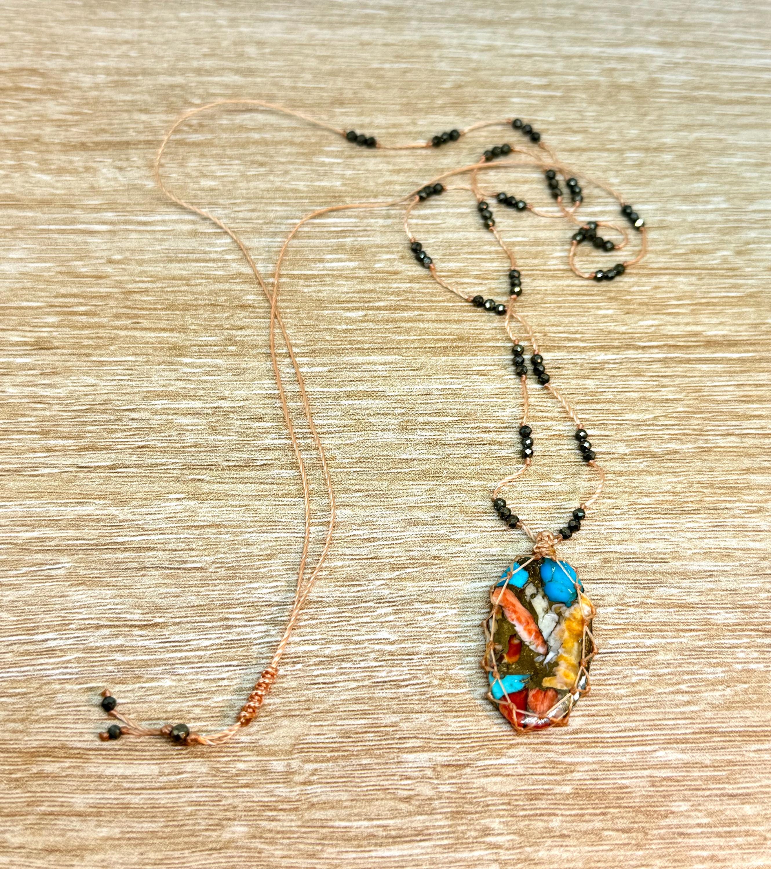 Oval de ostra espinhosa turquesa em macramê, contas de pirita, fio de nylon laranja - presente para ela - ajustável - pedra de proteção