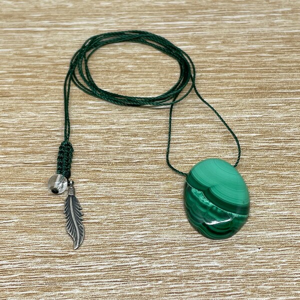 Collier ajustable avec Malachite Cabochon ovale, fil nylon vert, cristal de roche et plume en Argent - cadeau pour elle - Energie positive