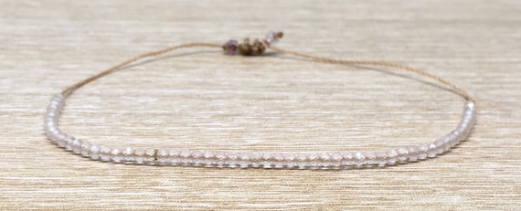 Bracelet Quartz Rose avec env. 50 petites gemmes facettées - 3 couleurs de fil disponibles - Ajustable et minimaliste - cadeau pour elle