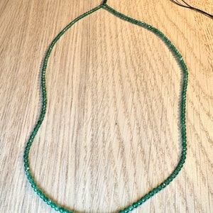 Choker avec petits Onyx verts facettés 2mm Fil nylon vert fermeture coulissant Ras de cou choker cadeau pour elle image 3