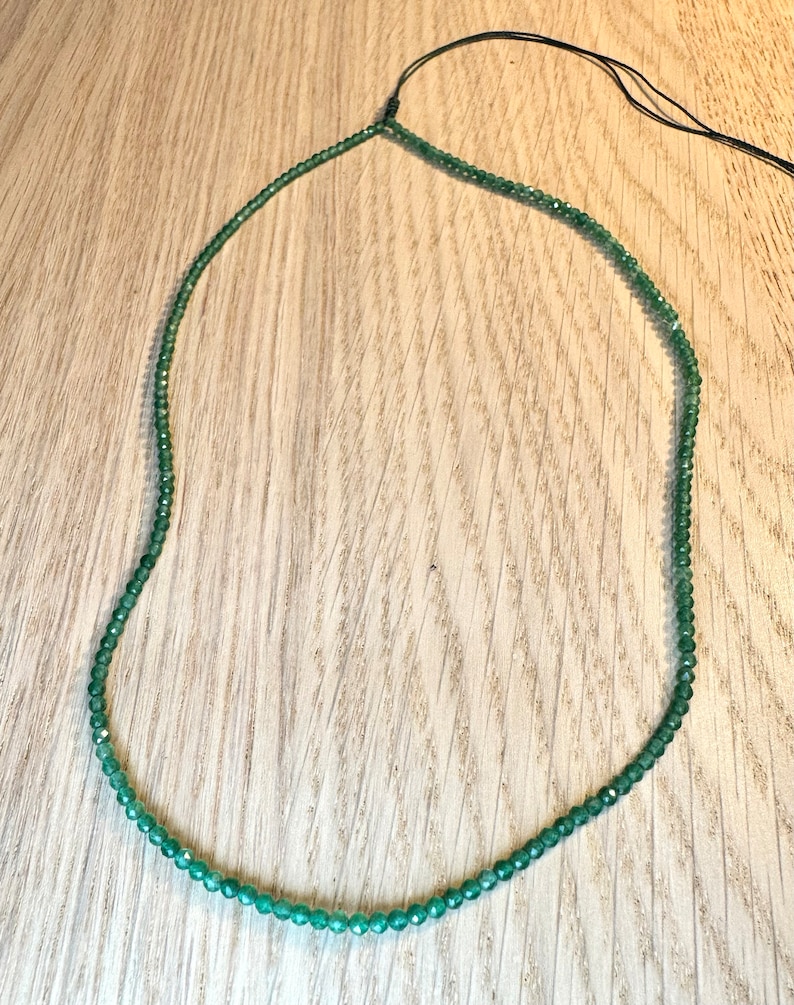 Choker avec petits Onyx verts facettés 2mm Fil nylon vert fermeture coulissant Ras de cou choker cadeau pour elle image 3