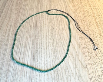 Gargantilla con Onix verde facetado pequeño - 2mm - Hilo de nylon verde - cierre corredero - Gargantilla gargantilla - regalo para ella