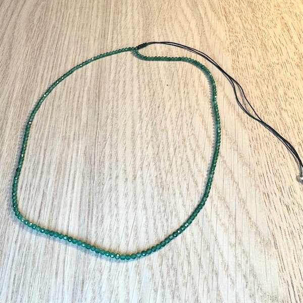 Choker avec petits Onyx verts facettés - 2mm - Fil nylon vert - fermeture coulissant - Ras de cou choker - cadeau pour elle