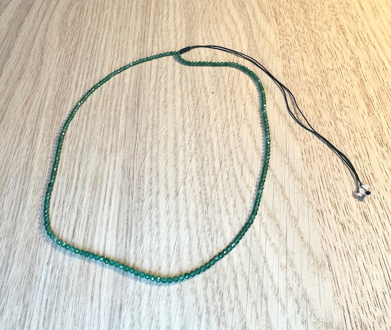 Choker avec petits Onyx verts facettés 2mm Fil nylon vert fermeture coulissant Ras de cou choker cadeau pour elle image 1