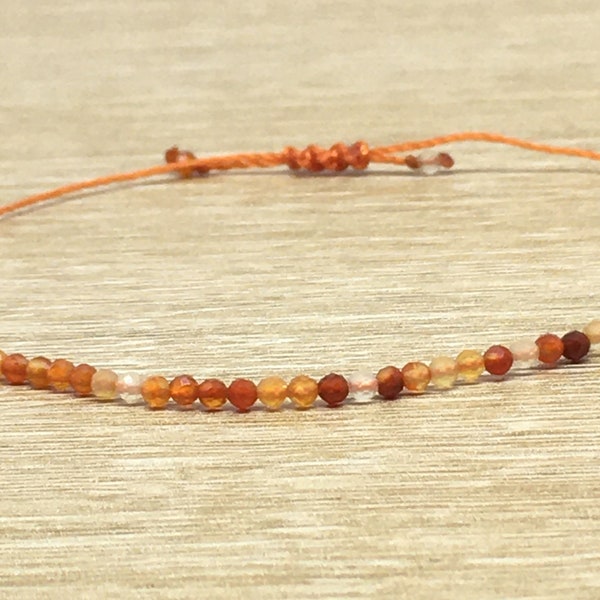 Bracelet Agate orange minimaliste ajustable - gemmes facettées - 2mm - fil nylon orange - cadeau pour elle