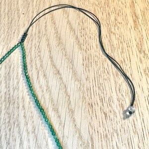 Choker avec petits Onyx verts facettés 2mm Fil nylon vert fermeture coulissant Ras de cou choker cadeau pour elle image 4