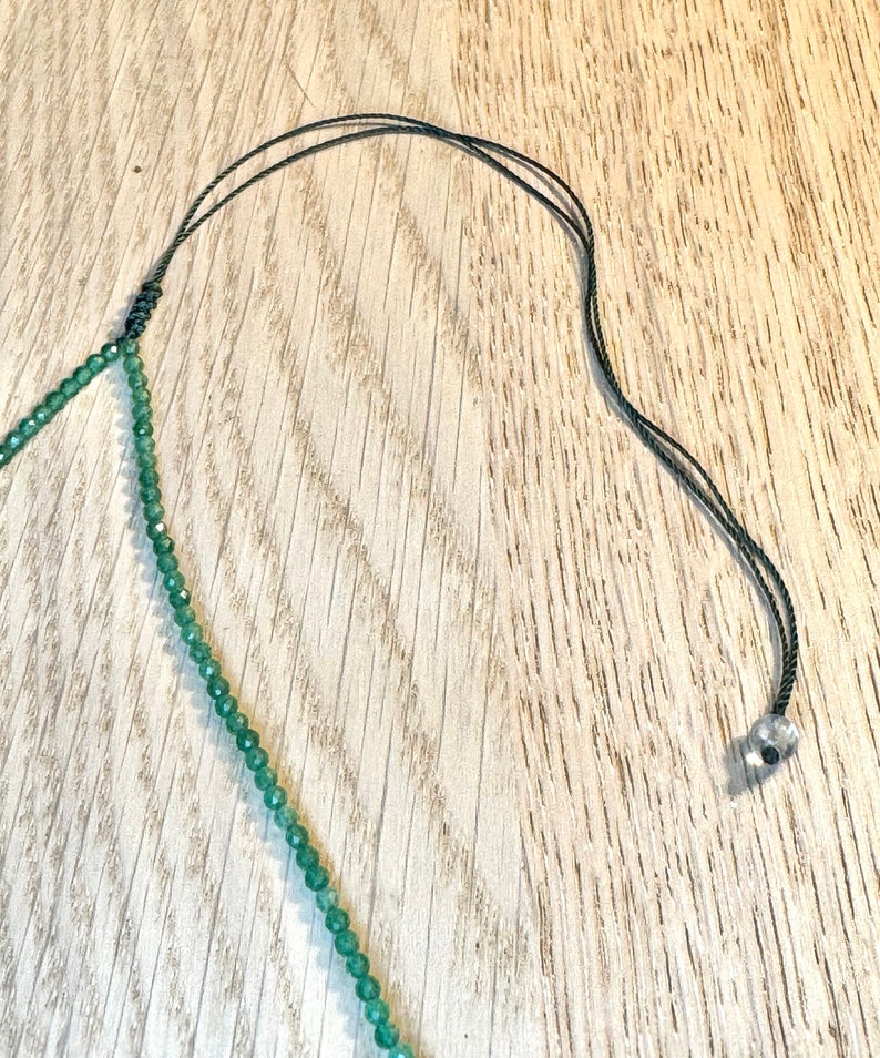 Choker avec petits Onyx verts facettés 2mm Fil nylon vert fermeture coulissant Ras de cou choker cadeau pour elle image 4