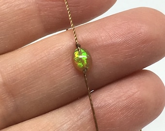 Pequeño cabujón ovalado de ópalo en pulsera ajustable sobre hilo de nylon marrón, cierre deslizante, Birthstone October, regalo para ella