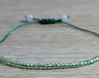 Bracelet Péridots avec 50 petites gemmes facettées - Fil de nylon vert - Naissance Août - Ajustable et minimaliste - cadeau pour elle
