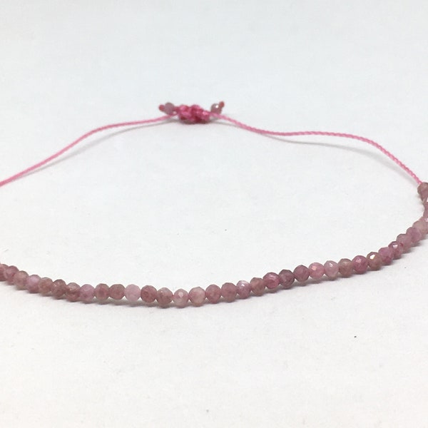Bracelet Opale rose du Mexique avec env. 50 petites gemmes facettées - Fil de nylon fuchsia - Ajustable et minimaliste - cadeau pour elle