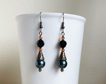 Perle Nacrée Swarovski dark gray earrings - hammered copper metal caps - swarovski crystal beads