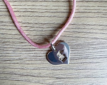 Collier, cadeau naissance garçon, coeur silhouette garcon, cordon soie bleue