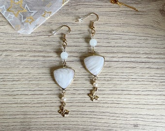 Boucles d'oreilles pendentif, mariage, connecteur triangle blanc, perles eau douce, et papillon en vermeil