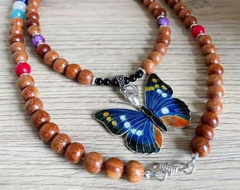 BUTTERFLY : Collier mala, perles gemmes , perles bois precieux bayong, intercalaires plaquees argent, papillon fabrication artisanale