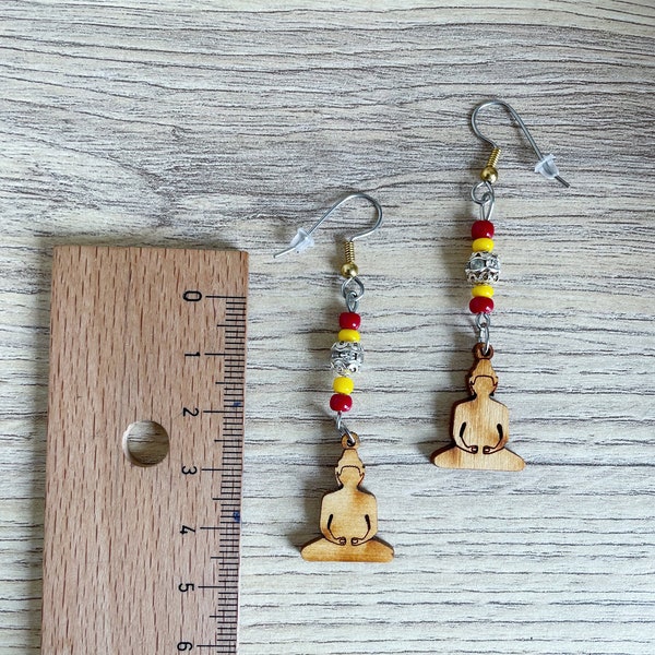 Boucles d'oreilles breloques bouddha assis en bois, perles jaune et ocre, perle filigranée inclusion cristal swarovski