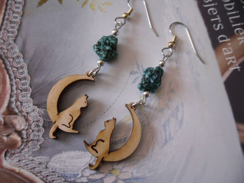 Boucles d'oreilles breloque chat assis sur une demi lune pépite de turquoise image 3