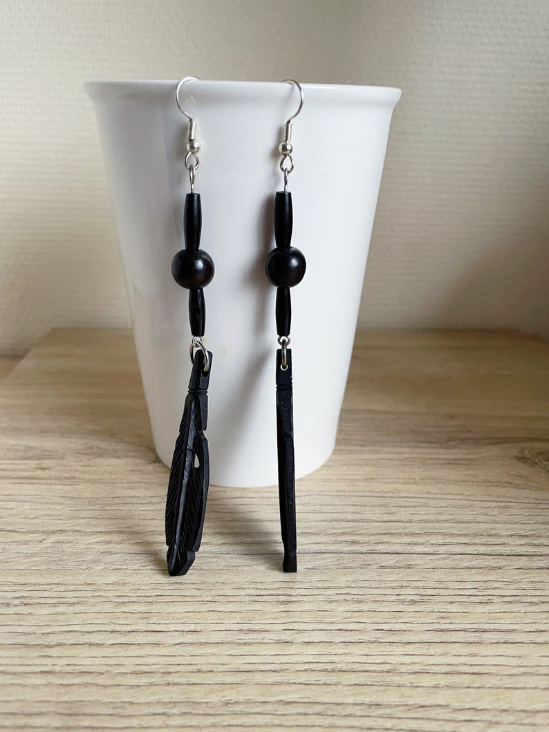 Boucles d'oreilles plumes en bois noires halloween perles bois de camagong et tube de bois image 5