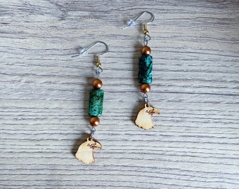 Boucles d'oreilles country, western, tribu native, tete aigle bois, tube gemme turquoise africaine, perles nacrée dorée