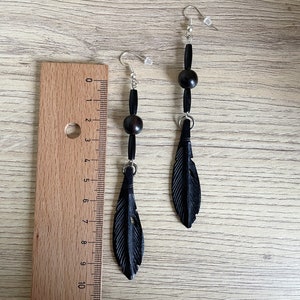 Boucles d'oreilles plumes en bois noires halloween perles bois de camagong et tube de bois image 3