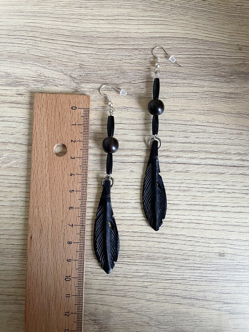 Boucles d'oreilles plumes en bois noires halloween perles bois de camagong et tube de bois image 3