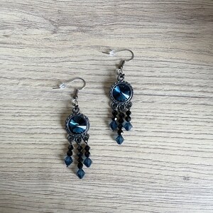 Bungelende oorbellen Gothic Halloween Zwart metaal en Montana blauwe rivoli Swarovski kristal afbeelding 4