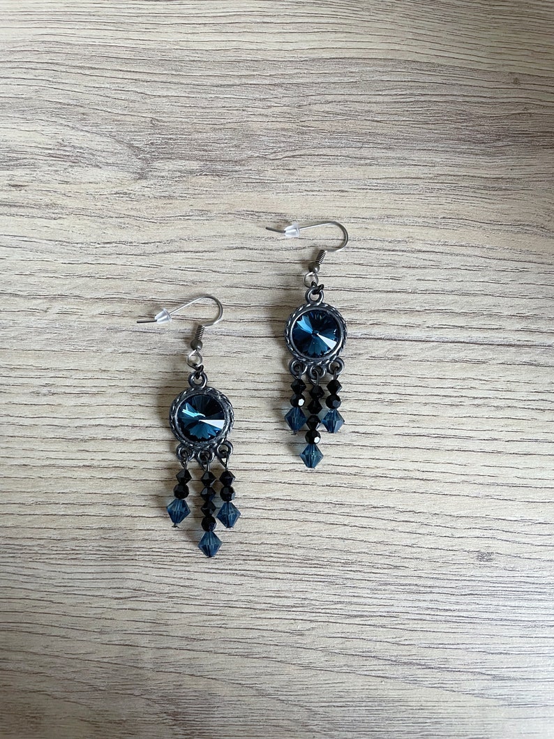 Boucles d'oreilles pendantes Gothique Halloween Métal noir et rivoli bleu Montana cristal Swarovski image 4