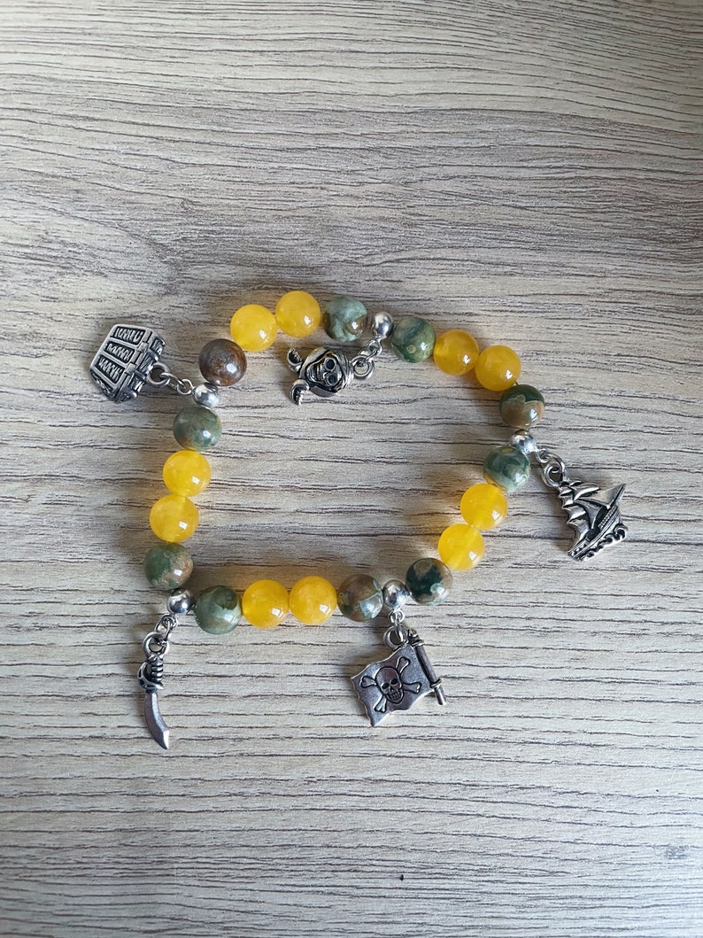 Bracelet féminin, breloques Pirates des Caraïbes, marin Perles jade et Rhyolite image 1