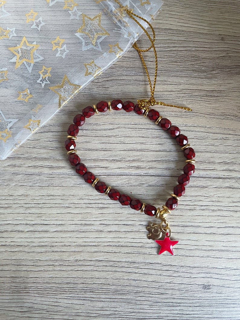 Bracelets PEAU DE SERPENT Perles corail foncé Breloque éléphant en vermeil et étoile rouge image 1