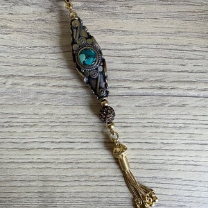 Pendentif perle fuseau, Laiton doré ciselé et turquoise, Perle pavée cristal Swarovski, Pompon vermeil, artisanat Nepalais image 2