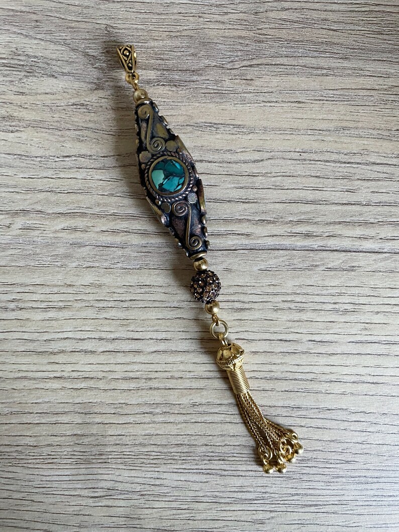 Pendentif perle fuseau, Laiton doré ciselé et turquoise, Perle pavée cristal Swarovski, Pompon vermeil, artisanat Nepalais image 2