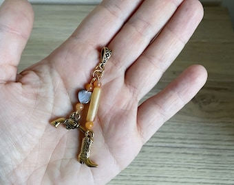 Pendentif country, western, danse en ligne, colt, santiag, coeur nacre fauve, perle tube corne, perle agate