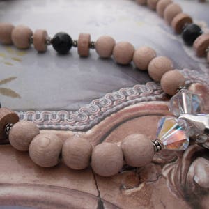 Collier avec un pendentif en cristal de roche Toupies swarovski perles de soleil bleues et perles en bois de rose image 8