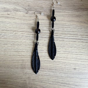 Boucles d'oreilles plumes en bois noires halloween perles bois de camagong et tube de bois image 4