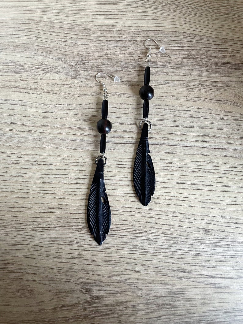 Boucles d'oreilles plumes en bois noires halloween perles bois de camagong et tube de bois image 4