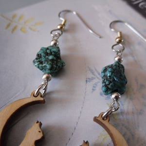 Boucles d'oreilles breloque chat assis sur une demi lune pépite de turquoise image 2