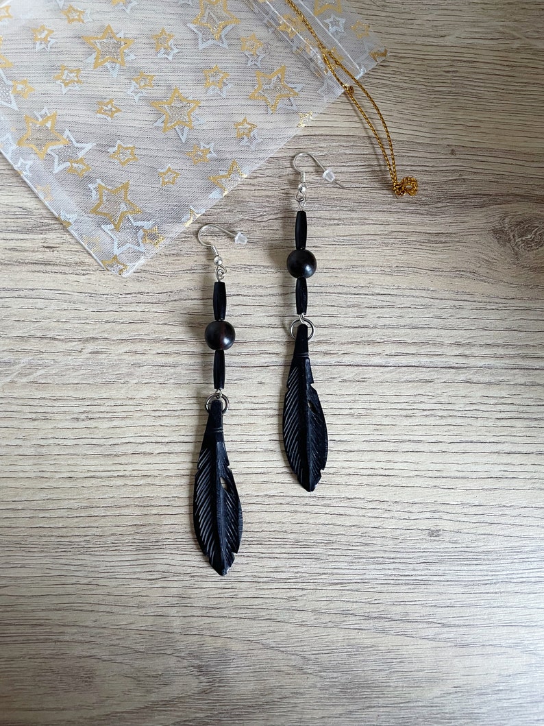 Boucles d'oreilles plumes en bois noires halloween perles bois de camagong et tube de bois image 1