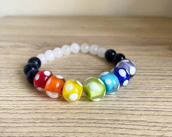 Bracelet Arc en Ciel - Rainbow Flag - Couleurs chakras - Perles de verre, Jade blanc et perle du soleil bleue brillantes