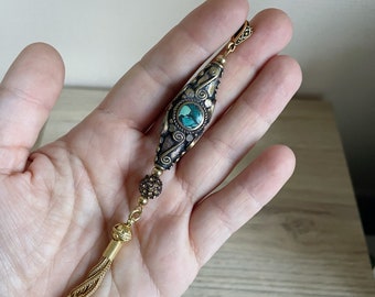 Pendentif perle fuseau,  Laiton doré ciselé et turquoise, Perle pavée cristal Swarovski, Pompon vermeil, artisanat Nepalais