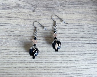 Boucles d'oreilles perles en  résine indienne noire et crème - Feuillage filigrané - Perles toupies champagne et noire en cristal Swarovski