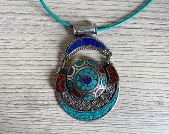 Collier pendentif style tibétain - Fabrication artisanale Népal - Cuir grec turquoise