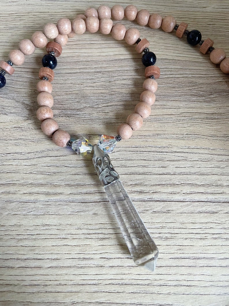 Collier avec un pendentif en cristal de roche Toupies swarovski perles de soleil bleues et perles en bois de rose image 1