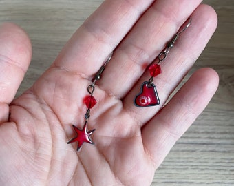 Boucles d'oreilles décalées, coeur et étoile cuivre émaillé, cristal swarovski rouge, crochets acier chirurgical