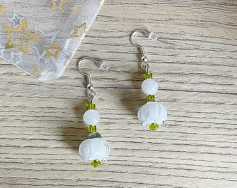Boucles d'oreilles, verre filé main, Muguets, perle de jade blanc, Perles tchèques en verre vert inclusion argentée