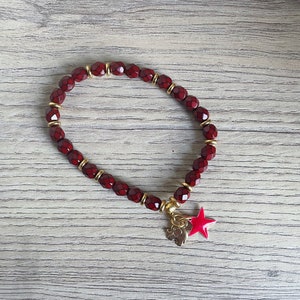 Bracelets PEAU DE SERPENT Perles corail foncé Breloque éléphant en vermeil et étoile rouge image 5
