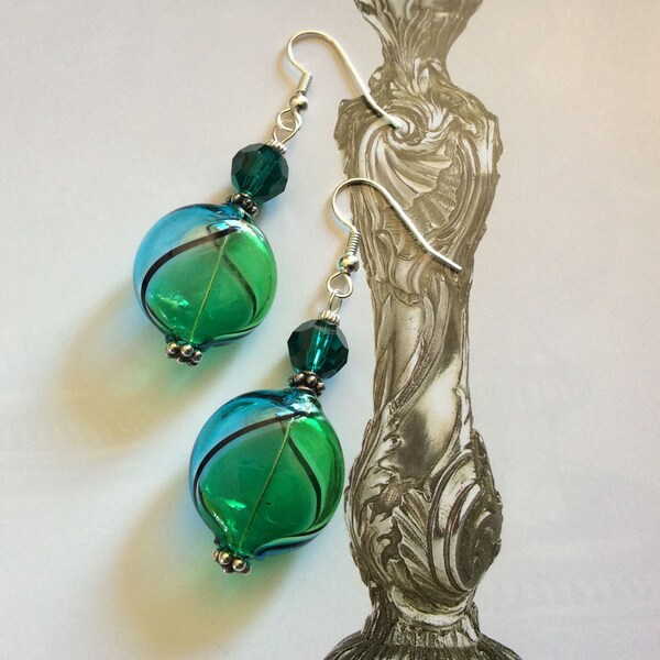 Boucles d'oreilles en verre venitien soufflé, couleur vert/bleu, transparent, fine spirale noire, toupie cristal Swarovski vert sapin