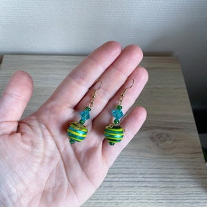 Boucles d'oreilles perles en verre indiennes, inclusion feuille d'argent Spirales Vertes et Jaunes image 5