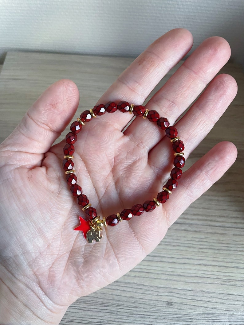 Bracelets PEAU DE SERPENT Perles corail foncé Breloque éléphant en vermeil et étoile rouge image 3