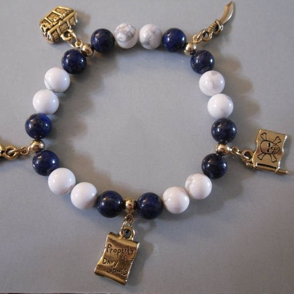 Bracelet Breloques Les Pirates des Caraïbes et plage de l'île au trésor - marin - Perles lapis lazuli et Howlite blanc marbré