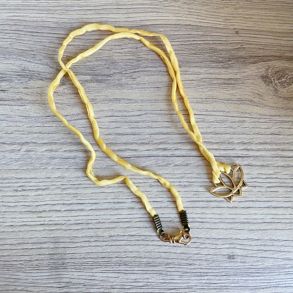 Collier mi-long (presque sautoir) - cordon de soie japonaise habotai et lotus en métal doré à l'or fin 22 carats